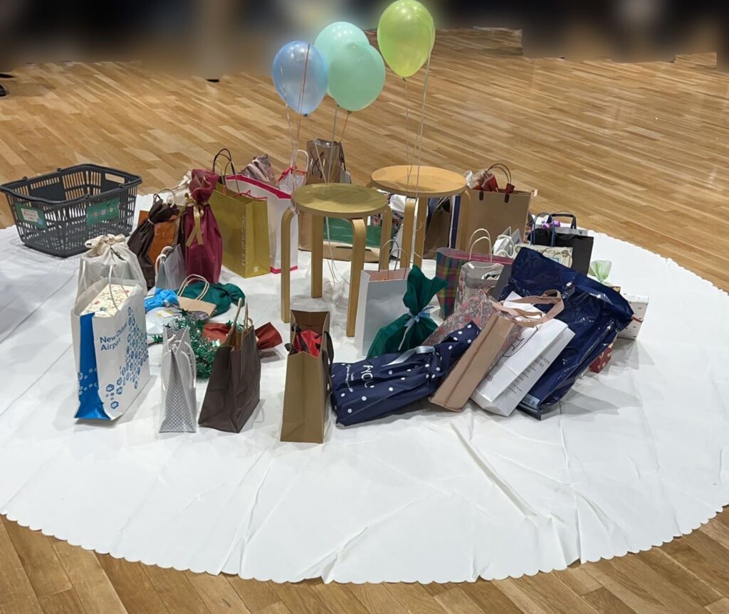プレゼント交換会で並べられたたくさんのプレゼント